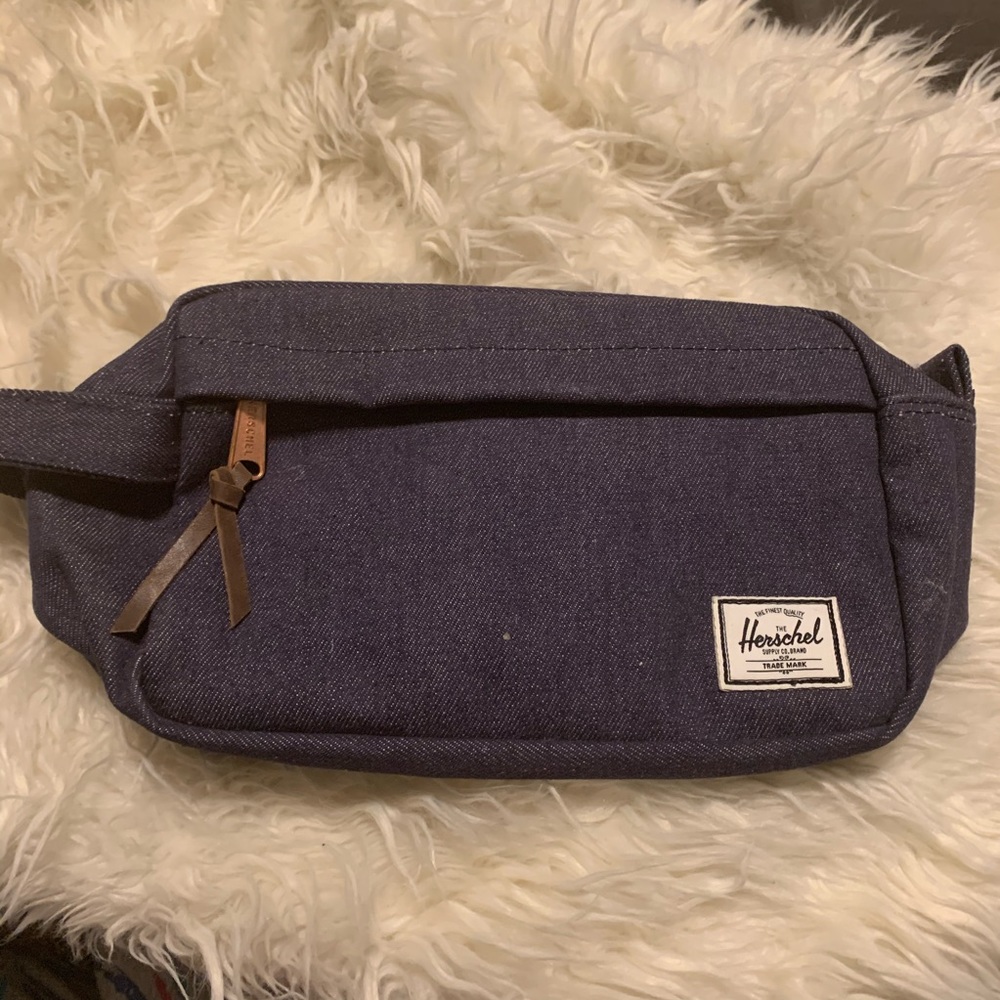 Excellent condition Herschel Chapter travel kit